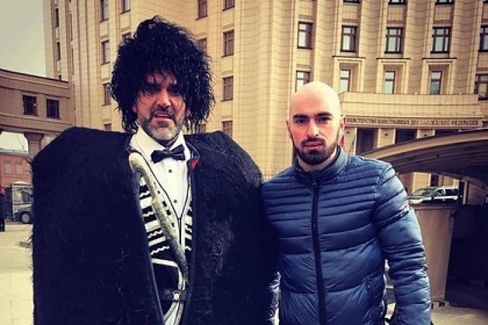 Болгарин с папахой, саблей и конем приехал к МИД делать предложение Захаровой