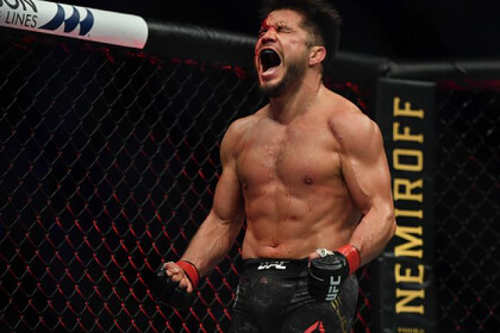 Бывший чемпион UFC посмеялся над поражением Яна