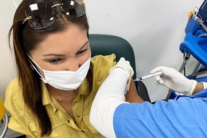 Дочь Назарбаева привилась китайской вакциной