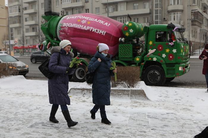 Москвичек поздравили с 8 Марта под ремейк «Бетономешалки»