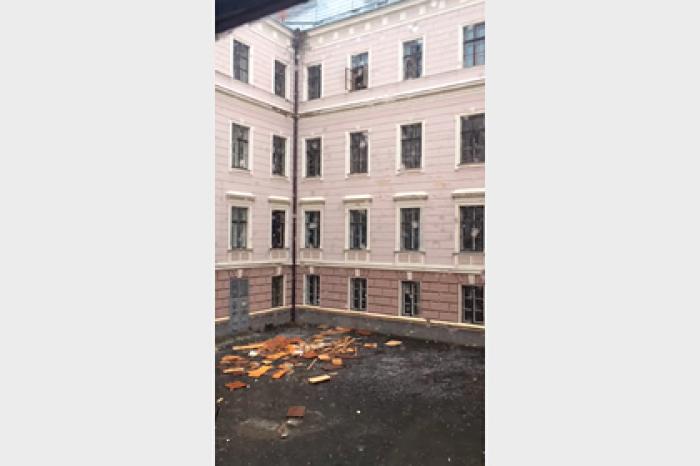 На Украине избавились от мебели чиновников через окно