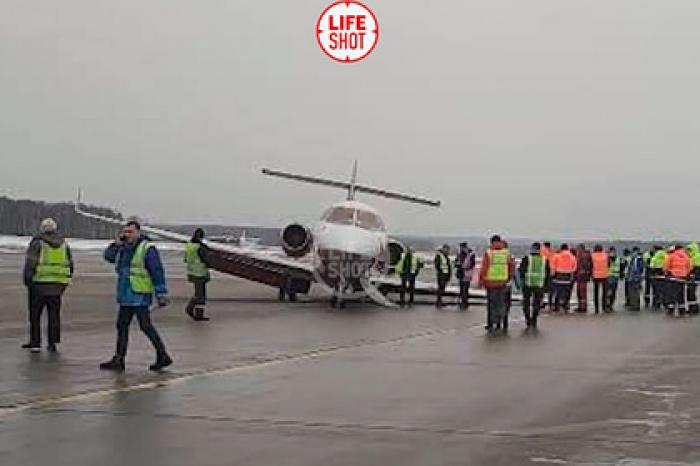 Посадка бизнес-джета без одной стойки шасси во Внуково попала на видео