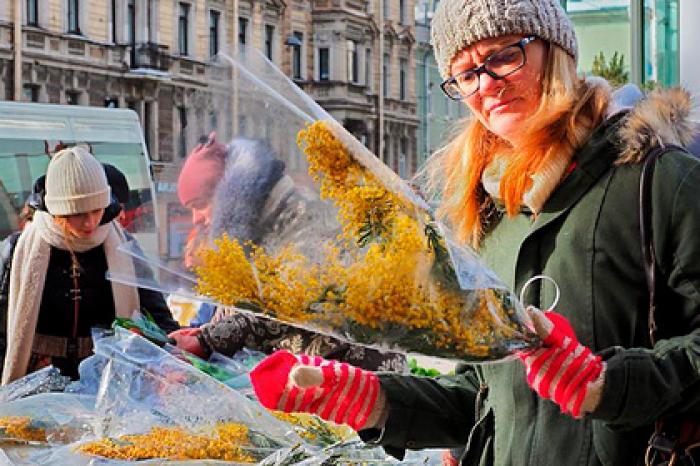 Россиянкам захотели выплатить подарочную зарплату