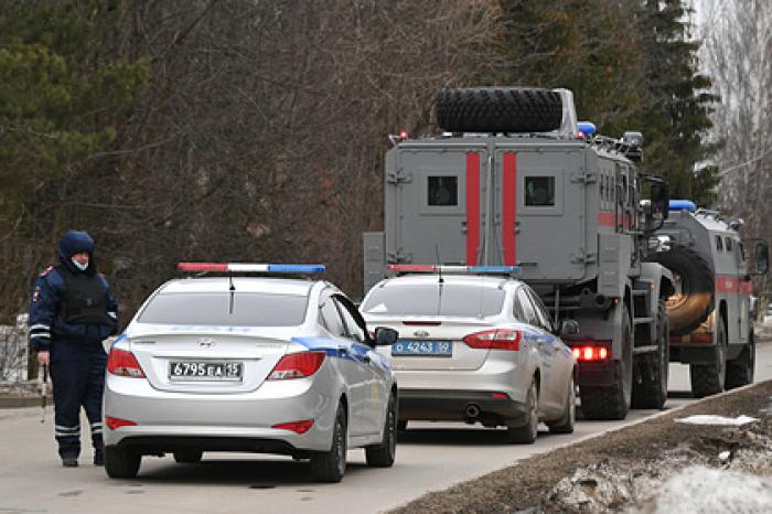 Спецназ начал покидать место перестрелки с мужчиной в горящем доме в Мытищах