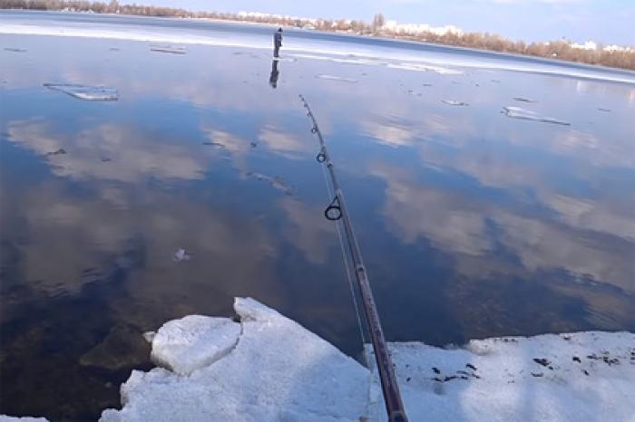 Украинец поймал на спиннинг ребенка в ледяной реке и спас ему жизнь