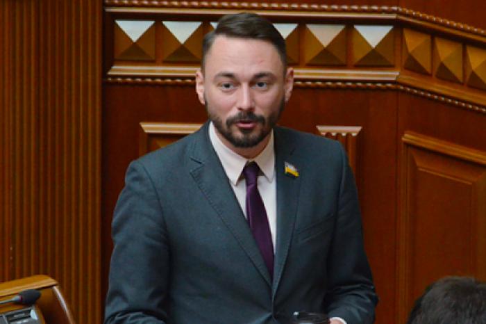 В партии Зеленского предложили наказывать украинцев за отказ от вакцинации
