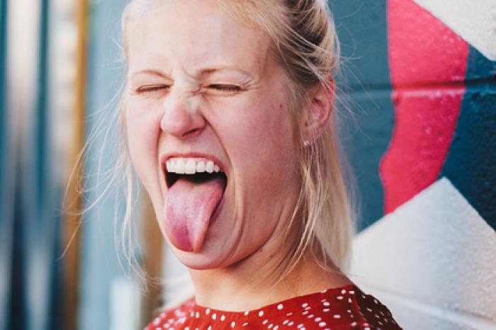 Врач назвал способ определить болезнь по цвету налета на языке