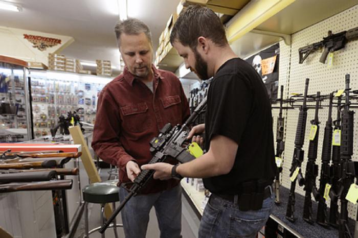 В США предложили контролировать идиотов вместо оружия