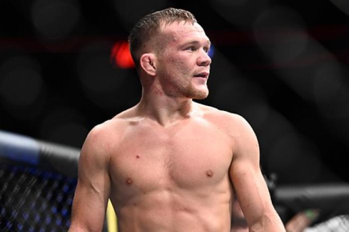 Ян нокаутировал Стерлинга запрещенным ударом и лишился пояса UFC