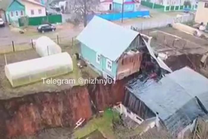 Два разорванных пополам жилых дома в России попали на видео