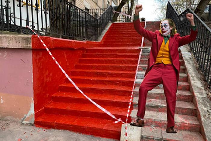Коммунальщики решили «не испытывать судьбу» и покрасили лестницу в красный цвет