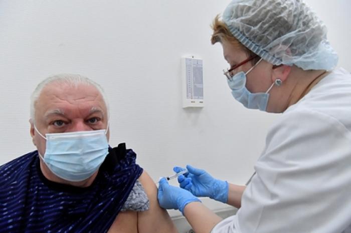 Минздрав заявил о меньшем числе побочных эффектов вакцины от COVID-19 у пожилых