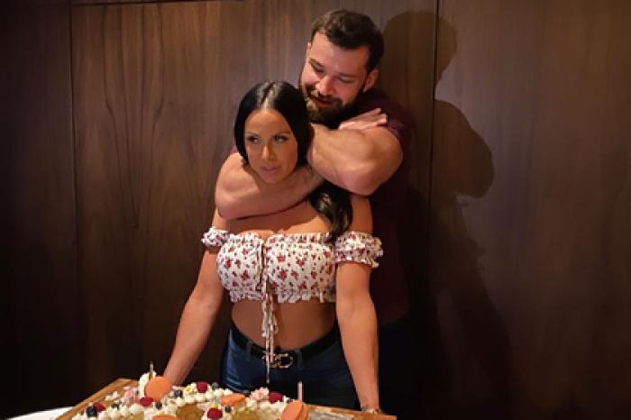 Порнозвезда потроллила бойца UFC и снялась с его соперником