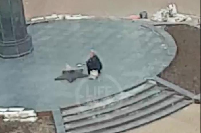 Россиянка пожарила яичницу на Вечном огне у мемориала «Скорбящая мать»