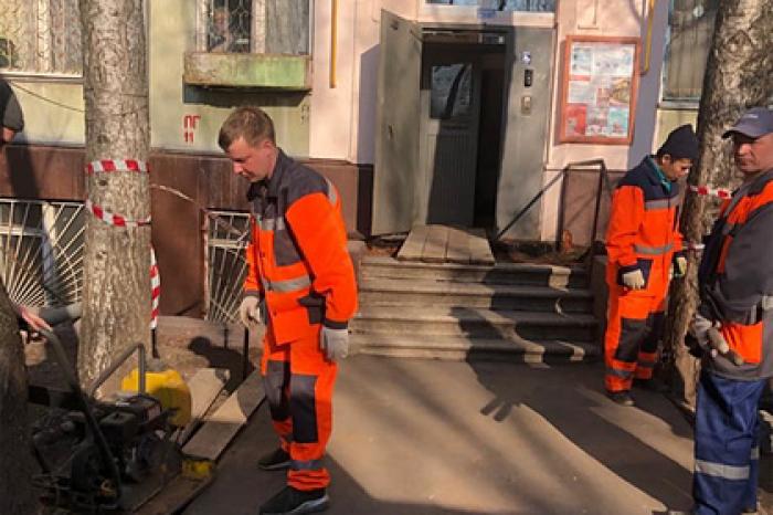 В Москве ушел под землю вход в подъезд