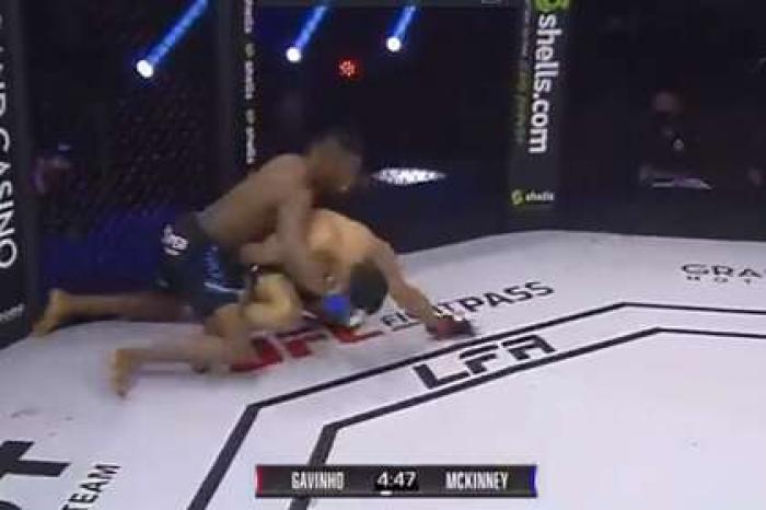 Боец MMA поскользнулся и нокаутировал соперника за 17 секунд