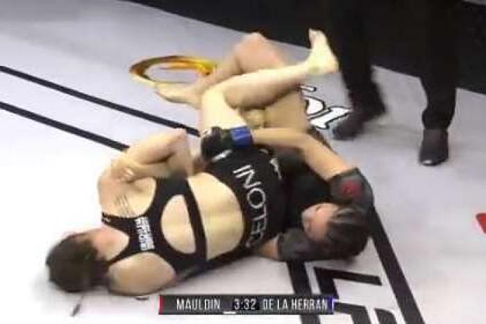 Девушка-боец MMA победила болевым на колено