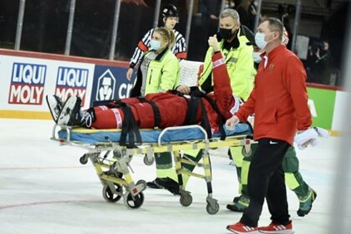 Хоккеист врезался головой в борт и покинул лед на носилках на чемпионате мира