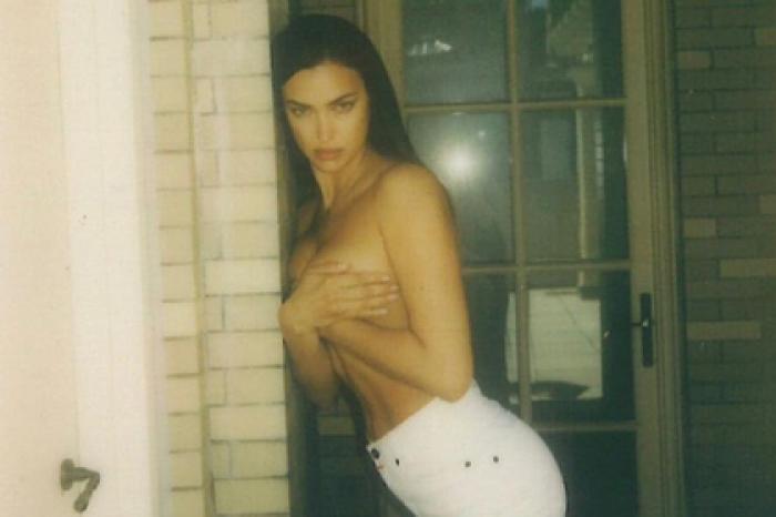 Ирина Шейк снялась топлес в новой фотосессии и взволновала фанатов