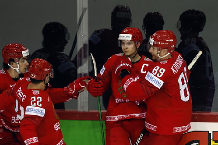 Капитан сборной Белоруссии по хоккею объяснил неприличный жест словакам