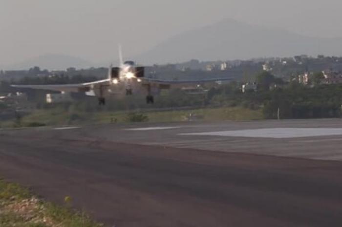 Опубликовано видео первого приземления российских Ту-22 на базе Хмеймим в Сирии