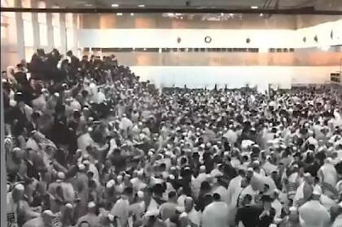 Появилось видео обрушения трибуны в израильской синагоге