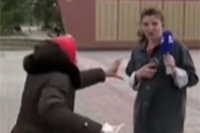 Пожилая женщина напала на журналистку в прямом эфире российского телеканала