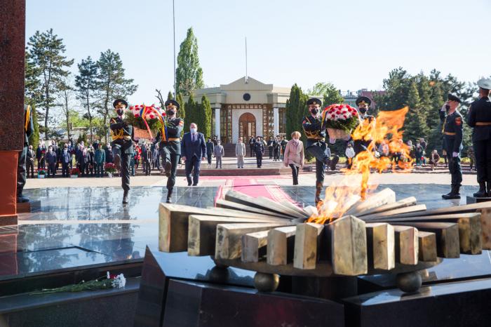 Prim-ministrul interimar, Aureliu Ciocoi, a participat la ceremonia consacrată Zilei Victoriei şi a comemorării eroilor căzuţi pentru Independenţa Patriei