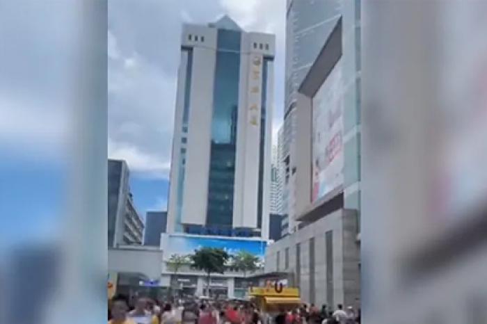 Внезапно накренившийся небоскреб в Китае попал на видео