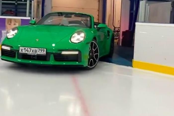 Выезд Плющенко на лед своей академии на Porsche высмеяли в сети