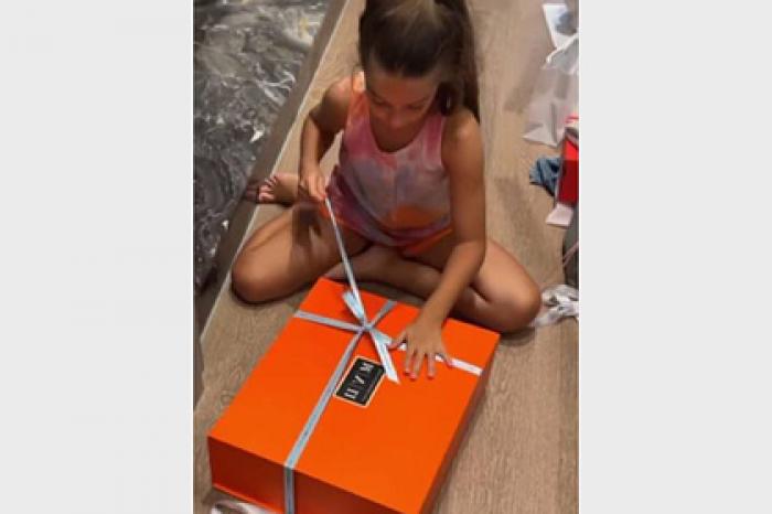 Бородина показала пачку купюр и роскошные подарки 12-летней дочери
