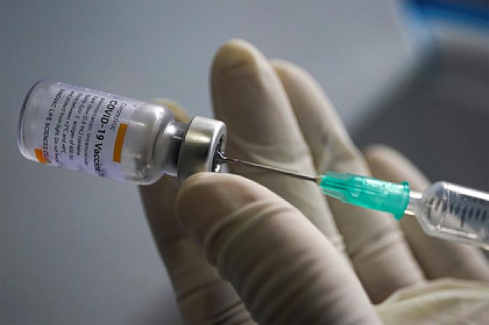 Казахстан получил первую партию китайской вакцины от COVID-19