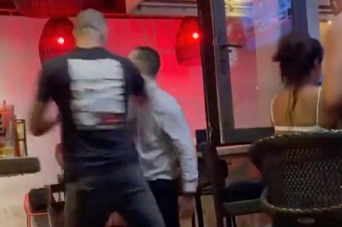 Кикбоксер нокаутировал незнакомца в баре и назвал это самообороной