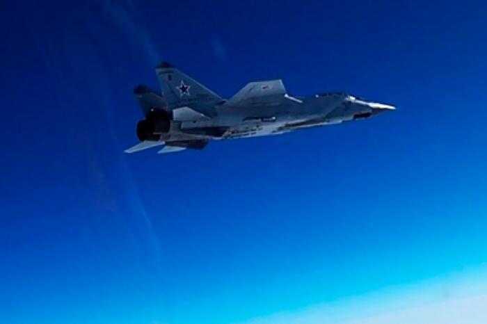 МиГ-31 встретил самолет США у границ России