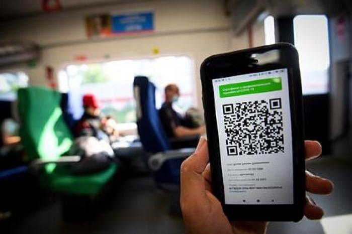 Названо количество не получивших QR-коды вакцинированных россиян