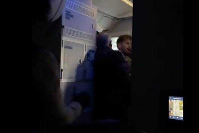 Открыл дверь в самолете. Мужчина пытается открыть дверь самолета изнутри. Зажало дверью в самолет.
