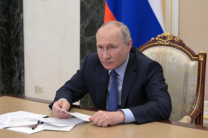 Путин наложил вето на закон о фейках в СМИ