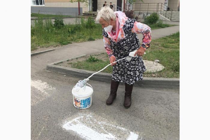 Российская пенсионерка самостоятельно нарисовала дорожную зебру