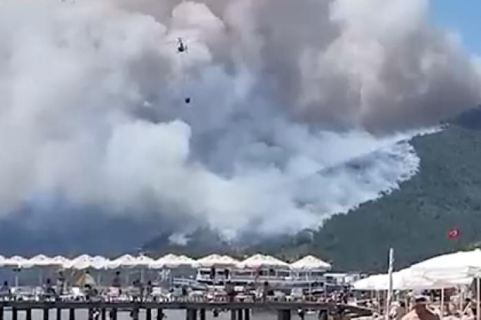 Российские туристы сняли на видео горящую гору в Турции