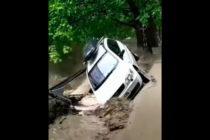 Сносящий машины поток воды в Ялте сняли на видео