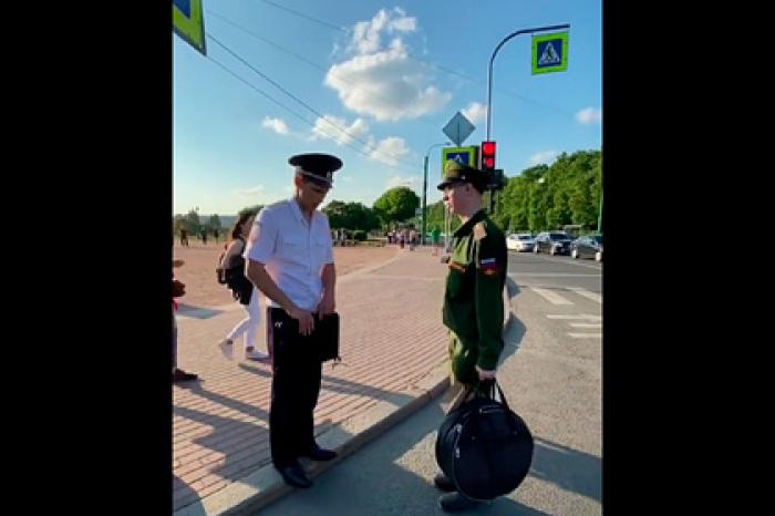 Тиктокера задержали за ношение полицейской формы