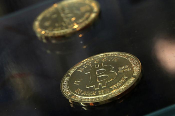 Цене биткоина напророчили падение вдвое
