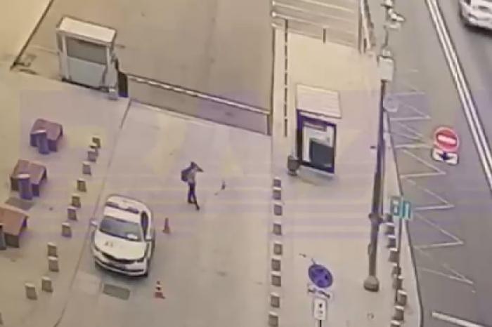 Угон полицейской машины в центре Москвы попал на видео
