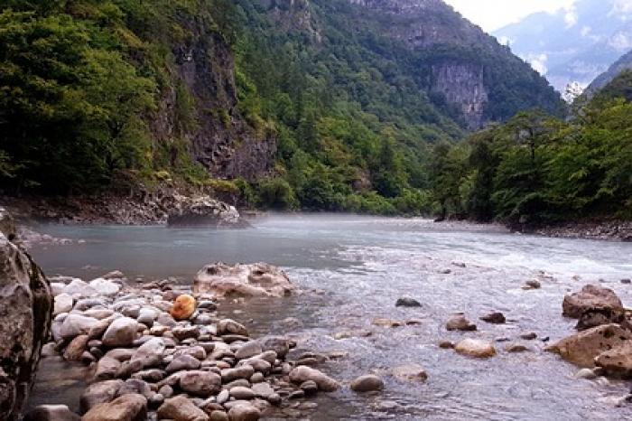 В Абхазии ищут упавшую с моста вблизи водопада российскую туристку