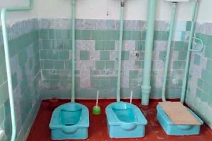 Власти заступились за участвовавшего в конкурсе на худший туалет учителя