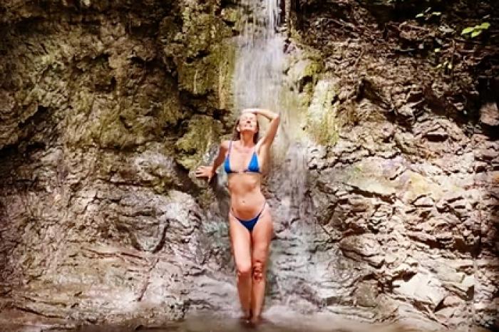 56-летняя супермодель искупалась под водопадом в бикини и восхитила фанатов