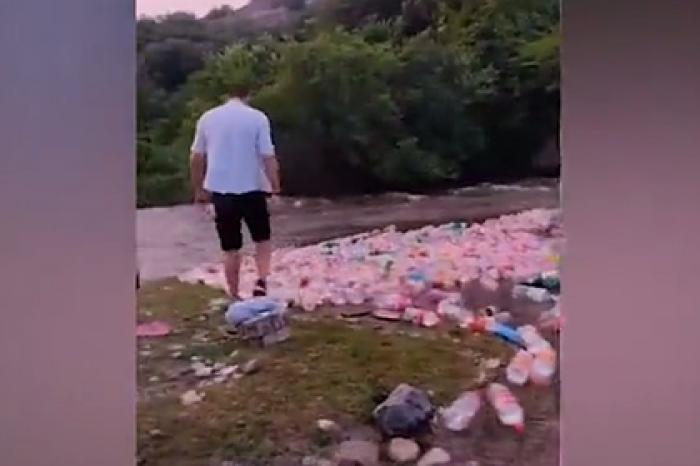 Грузин выбросил несколько тысяч бутылок в реку и попал под статью