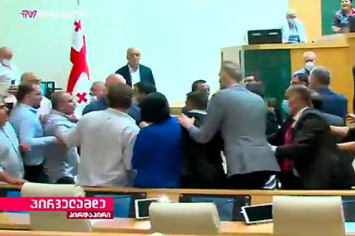 Массовая драка в парламенте Грузии попала на видео