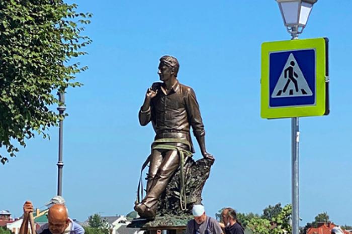 Памятник поэту Андрею Дементьеву открыли в Твери