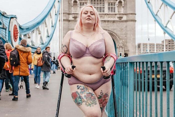 Полная модель прошлась по улицам Лондона полуобнаженной в знак протеста